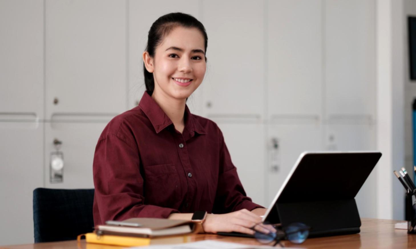 Modernes Büro von Xaliforento mit Arbeitsplätzen für Finanzberater